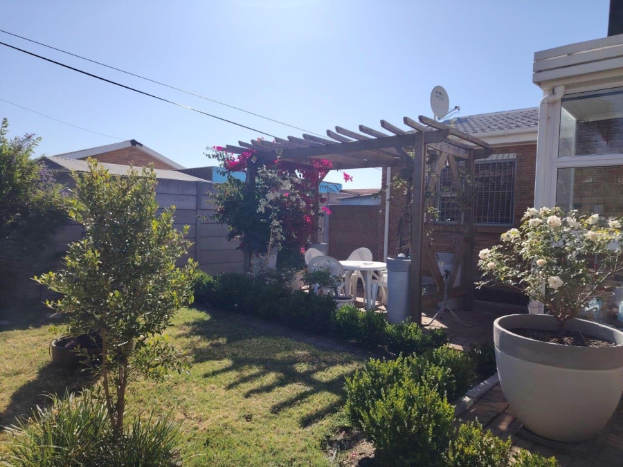 To Let 2 Bedroom Property for Rent in Protea Heights Western Cape